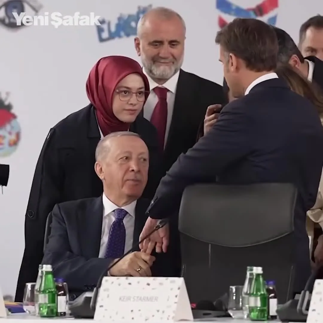 Preview for Erdogan đã nắm lấy ngón tay của Macron sau khi ông đặt tay lên tay của tổng thống Thổ Nhĩ Kỳ. Video 