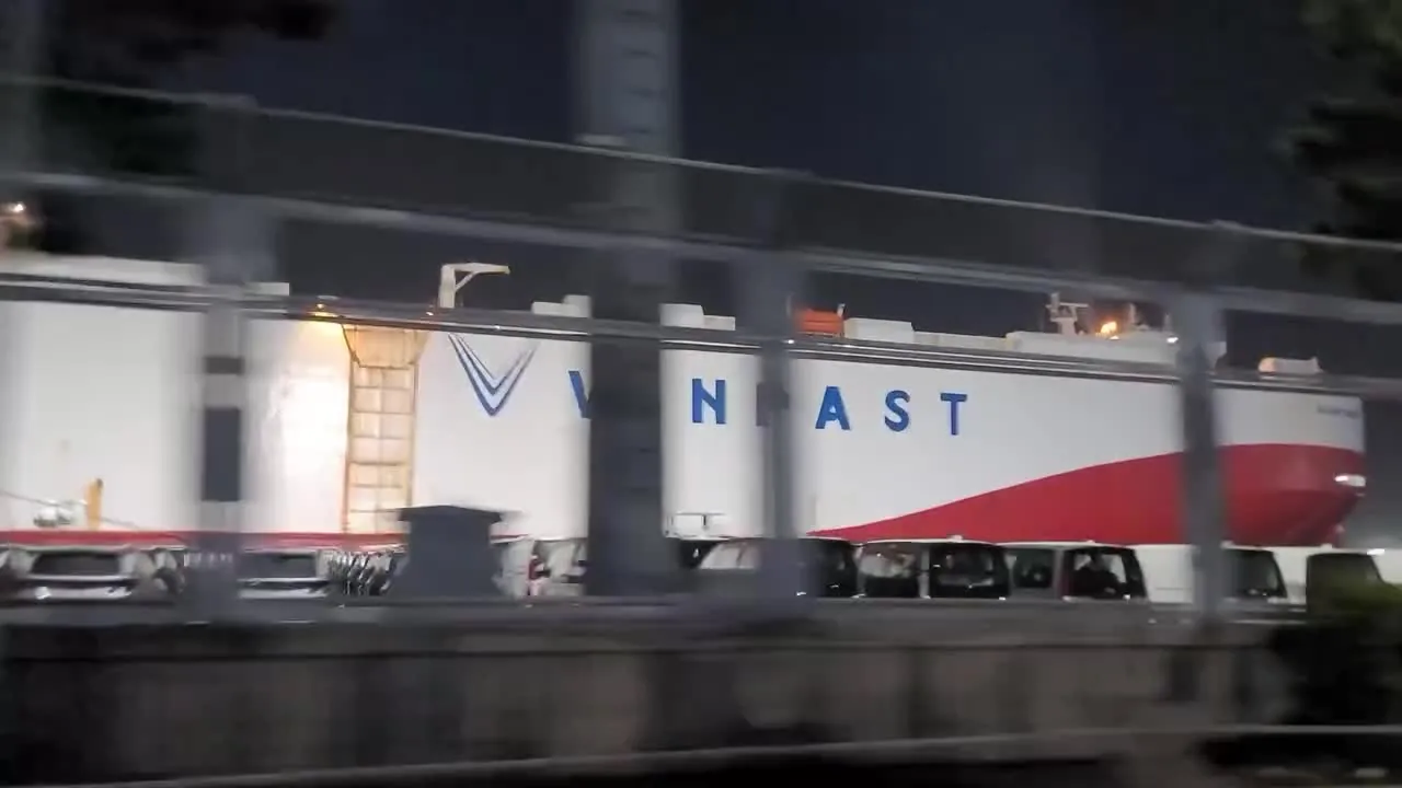 Preview for Tàu vận chuyển Vinfast